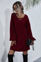 Strickkleid mit V-Ausschnitt und Schnürung